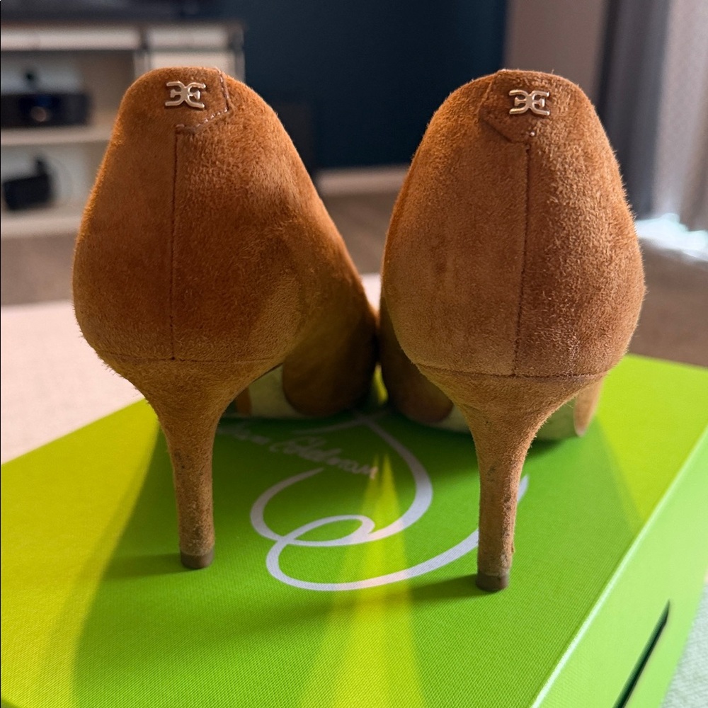 Elegant Brown Suede Pumps - Picture 3 of 5